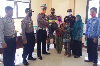 Sambut HUT Bhayangkara Ke-74, Kapolsek Cilawu Bersama Kades Margalaksana Berikan Santunan Anak Yatim